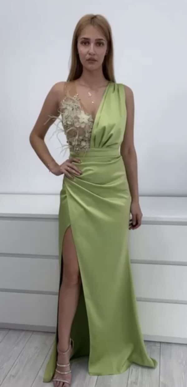 Rochie de seara din tafta de culoare fistic prevazuta cu broderie si pene la bust