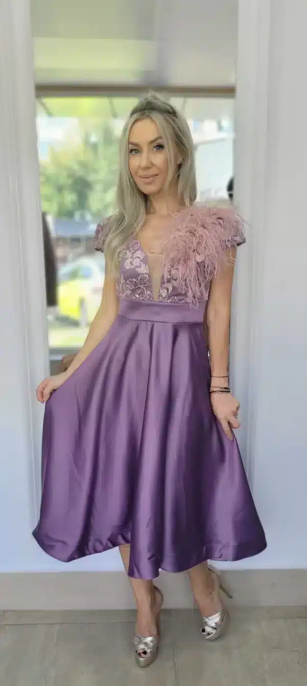 Rochie eleganta clos din tafta cu detalii pretioase in partea superioara