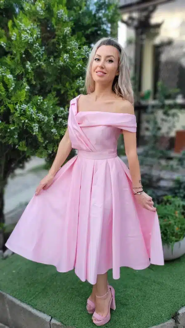 Rochie eleganta din tafta cu croiala in clos si lungime midi