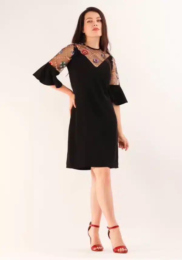 Rochie eleganta neagra cu croi lejer si broderie florala colorata