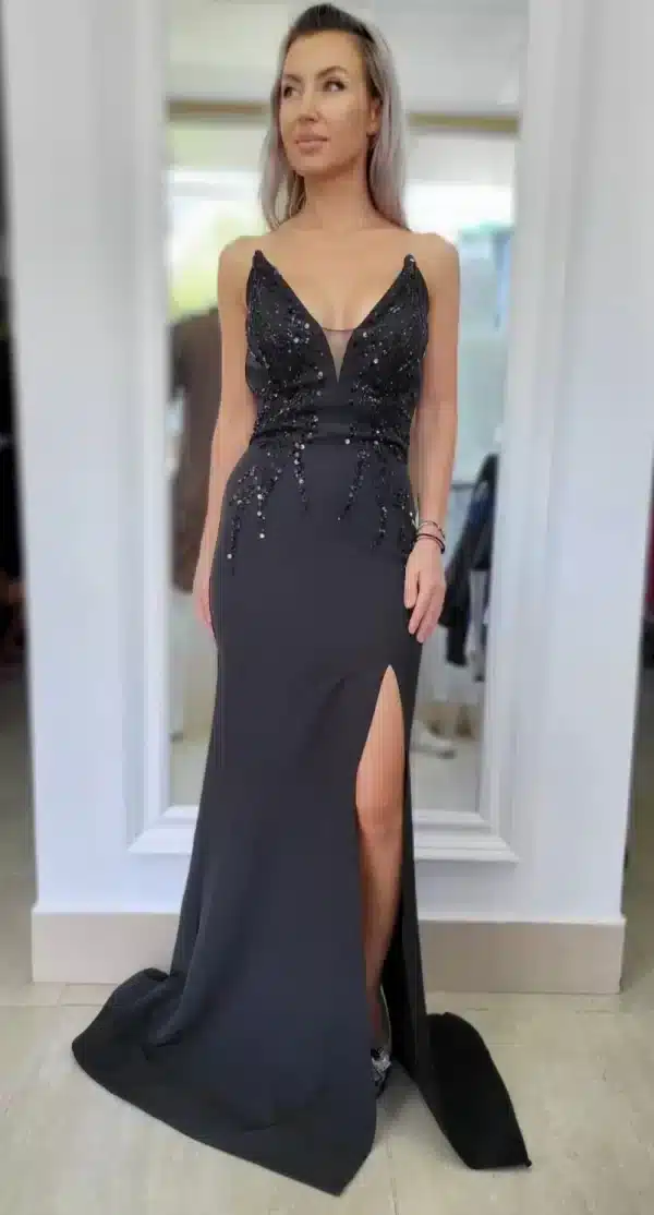 Rochie eleganta neagra cu slit pe picior si broderie aplicata manual in partea superioara