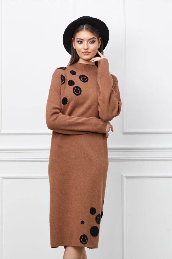 Rochie Felicia maro deschis din tricot cu imprimeu