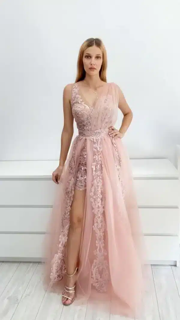 Rochie eleganta roz pudra cu broderie pretioasa in partea superioara