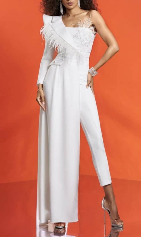 Salopeta eleganta prevazuta cu trena ampla si pene pe rever