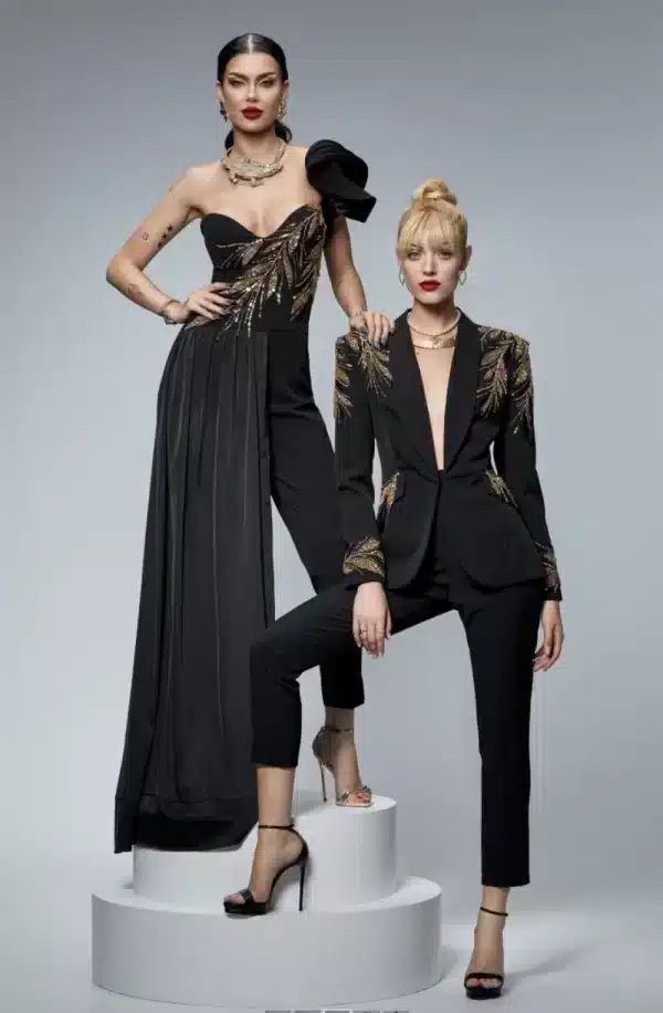 Salopeta neagra lunga din bictrech cu topul accesorizat cu flori aurii si volanas pe un umar