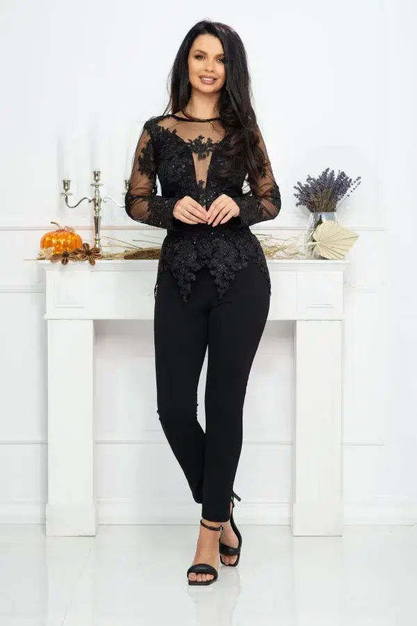 Salopeta pretioasa Raluca neagra cambrata cu broderie aplicata