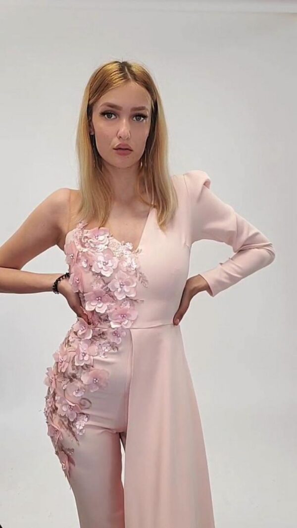 Salopeta roz-prafuit de ocazie prevazuta cu trena