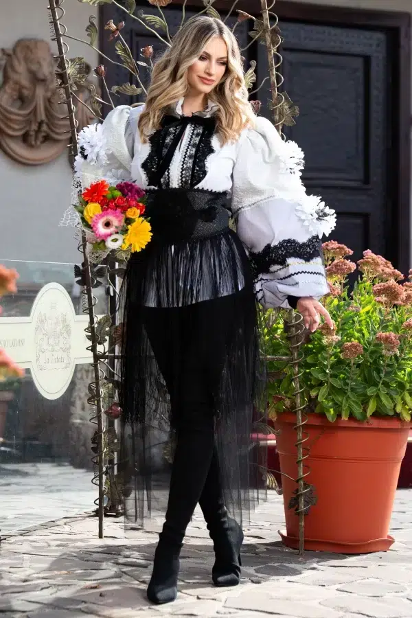 Ia Sanzienei cu flori supradimensionate lucrate manual Legendaria by Venezia