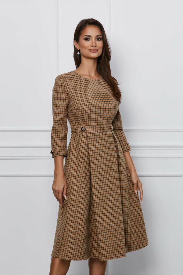 Rochie Dy Fashion maro cu carouri si nasturi in talie