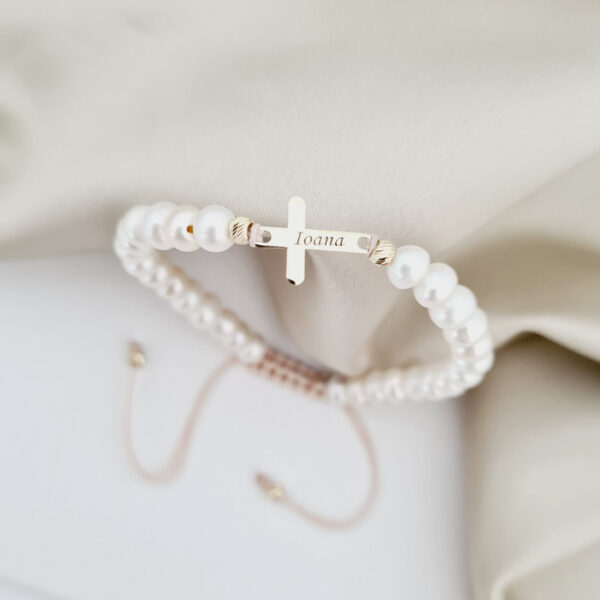 Bratara Perle – Cruce personalizata din Aur Galben 9K – Model cu sirag perlat si snur reglabil