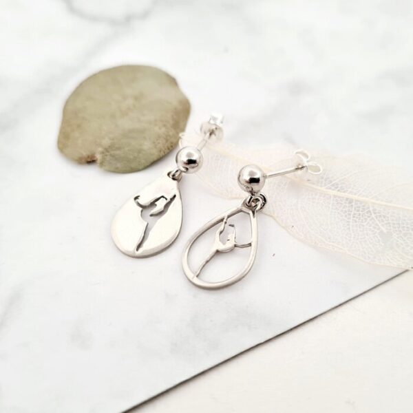 Cercei gimnasta grațioasă – Model picaturi asimetrice – Argint 925 – Inchizatoare surub