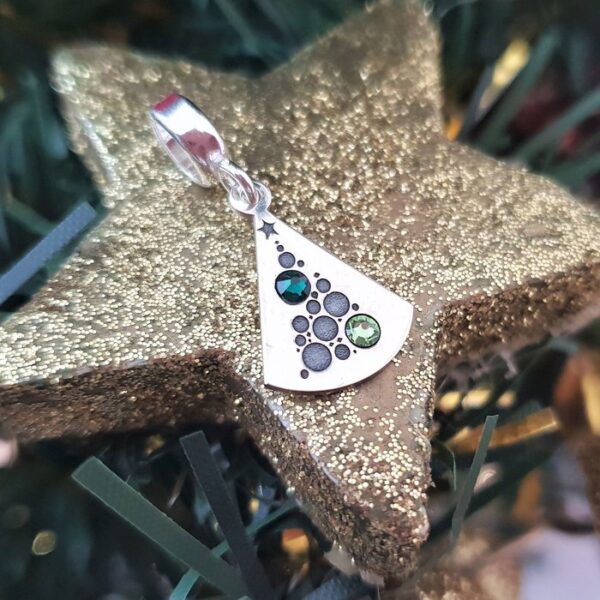 Charm personalizat Craciun – Brad cu globuri – Argint 925 si cristale Swarovski