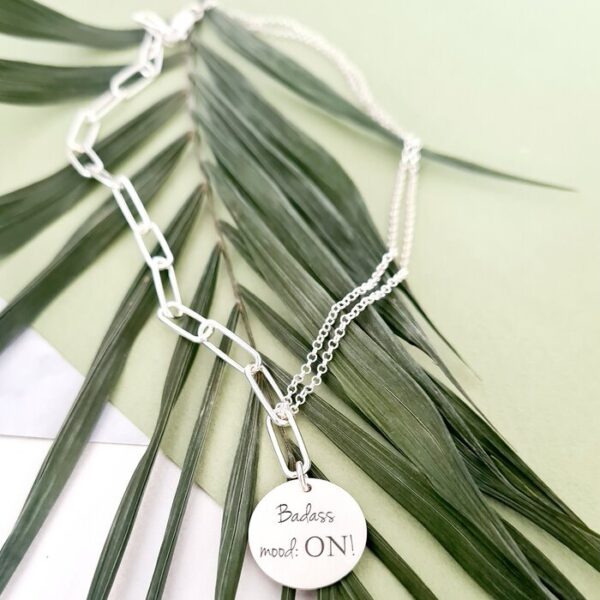 Colier personalizat – Badass mood ON – Pandantive banut de 18 mm – Combinație lant cu zale dreptunghiulare cu lant subtire – Argint 925