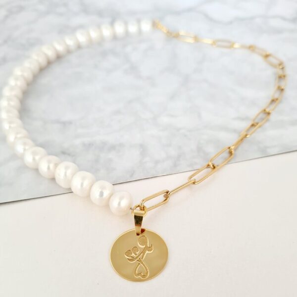 Colier personalizat – Perlele mele – Pandantiv banut de 18 mm – Combinație lant cu zale dreptunghiulare si perle – Argint 925 placat cu Aur Galben 18K