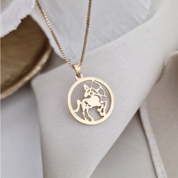 Lantisor zodia ta in armonie – Pandantiv disc cu simbol Sagetator – Argint 925 placat cu Aur Galben 18K