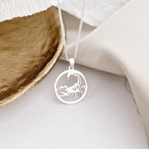 Lantisor zodia ta in armonie – Pandantiv disc cu simbol Scorpion – Argint 925