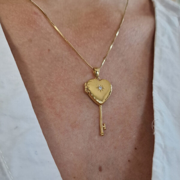 Medalion Cheia iubirii – Locket cu poze in interior – Argint 925 placat cu Aur Galben 18K si cristal Zirconia