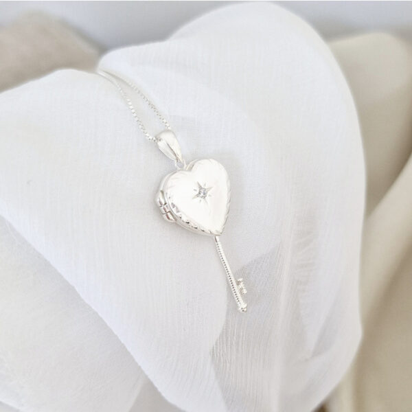 Medalion Cheia iubirii – Locket cu poze in interior – Argint 925 si cristal Zirconia