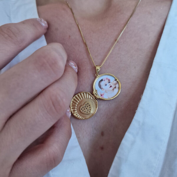 Medalion Scanteia Alba – Locket cu poze in interior – Argint 925 placat cu Aur Galben 18K si Zirconii