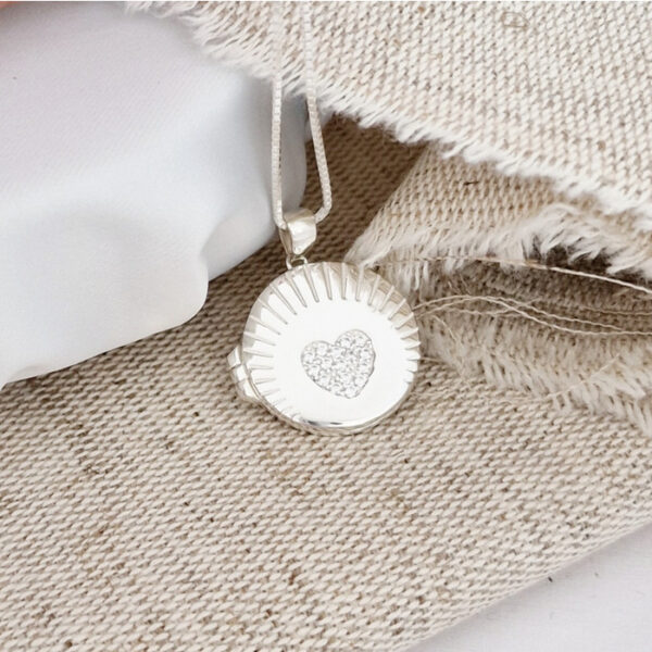 Medalion Scanteia Alba – Locket cu poze in interior – Argint 925 si Zirconii