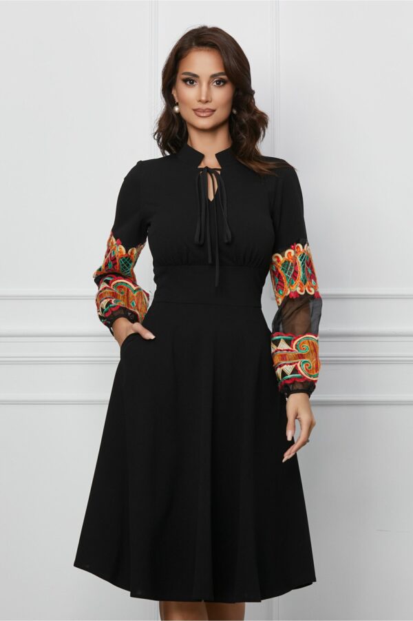 Rochie Moze neagra cu maneci din organza si broderie traditionala