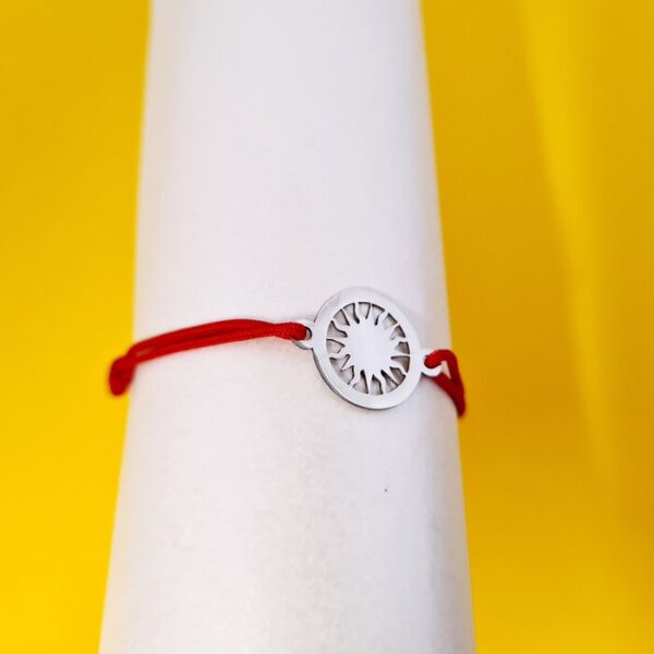 Bratara simbol – Banut 12 mm cu Soare – Aur Alb 14 K – Snur reglabil