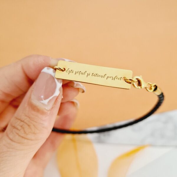 Bratara Placuta gravata cu text – Argint 925 placat cu Aur 14k, piele impletita