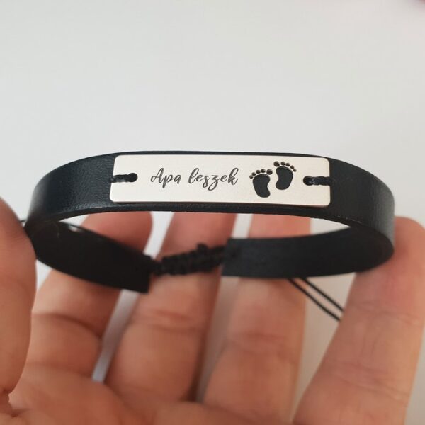 Bratara Placuta gravata cu text si picioruse decupate – Argint 925, piele