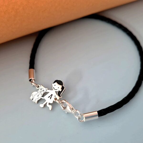 Bratara Unisex cu membri Familiei – fetita si caine Yorkshire – Argint 925 si piele impletita