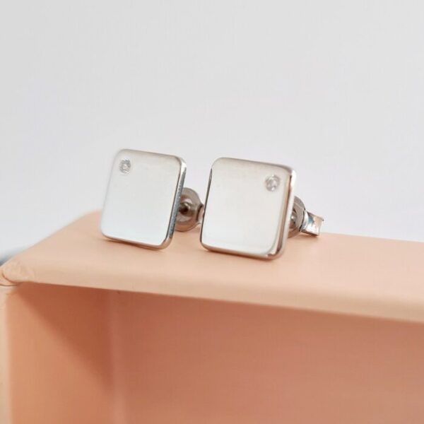 Cercei cu Diamante naturale – Model patrat cu colturi rotunjite – Aur Alb 14K – Inchizatoare surub