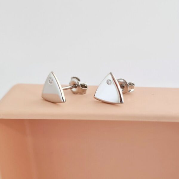 Cercei cu Diamante naturale – Model trilliant – Aur Alb 14K – Inchizatoare surub