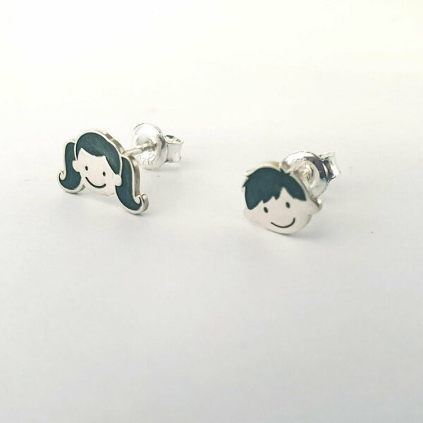 Cercei Familie – fata cu 2 codite si baiat – Argint 925 – inchidere surub