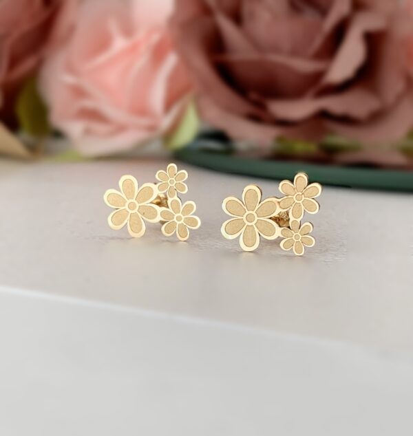 Cercei din aur galben 14k model trei floricele – pentru dama