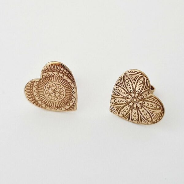 Cercei personalizati – Inima Mandala – Aur Galben 14K – Inchidere surub