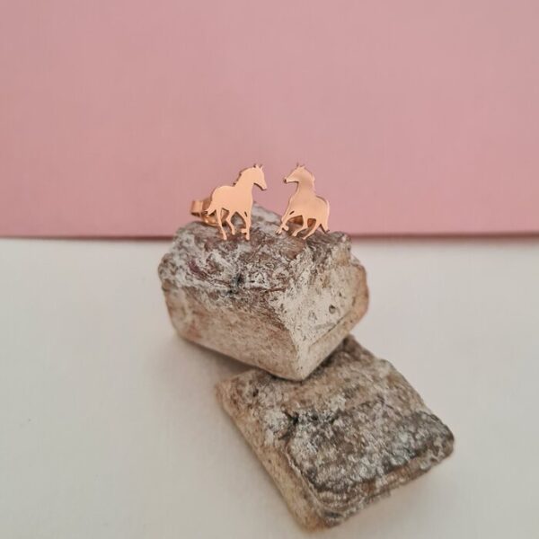 Cercei personalizati – Galop de cal – Argint 925 placat cu Aur Roz 18K – Inchidere cu surub