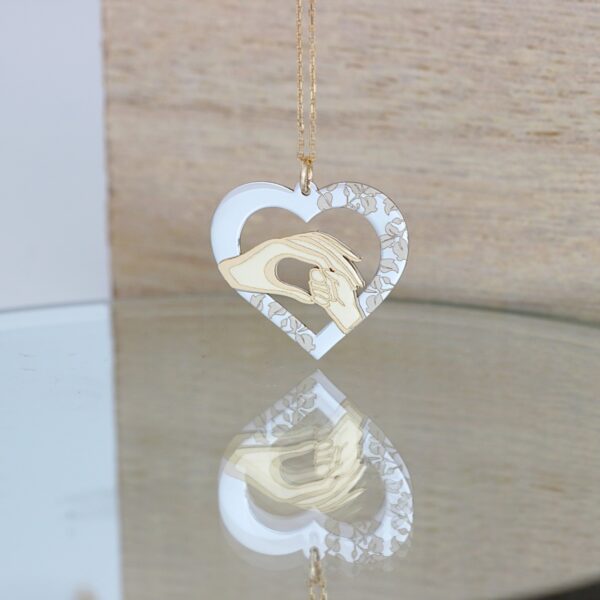 Lantisor model maini mama si bebe in inima din aur alb si galben 14K