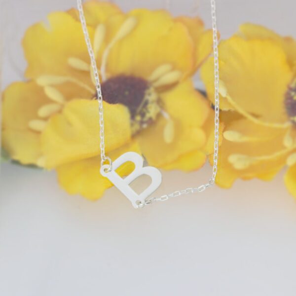 Lantisor din argint personalizat cu initiala pozitionata lateral