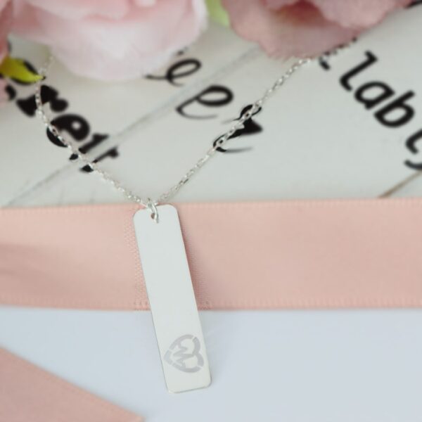 Lantisor din argint cu placuta personalizata cu nume si simbol puls in inima