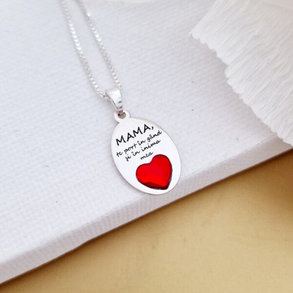 Lantisor cu pandantiv Mama – Te port in inima – Model oval 15 mm cu inima cu email rosu – Argint 925