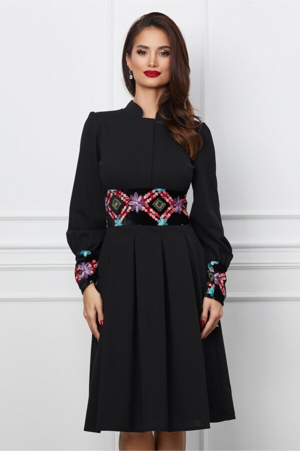 Rochie Moze neagra cu banda catifelata si broderie in talie si pe maneci