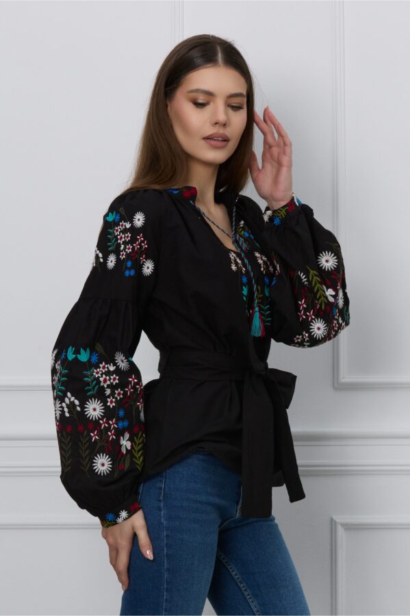 Bluza Minola neagra cu broderie florala si cordon in talie