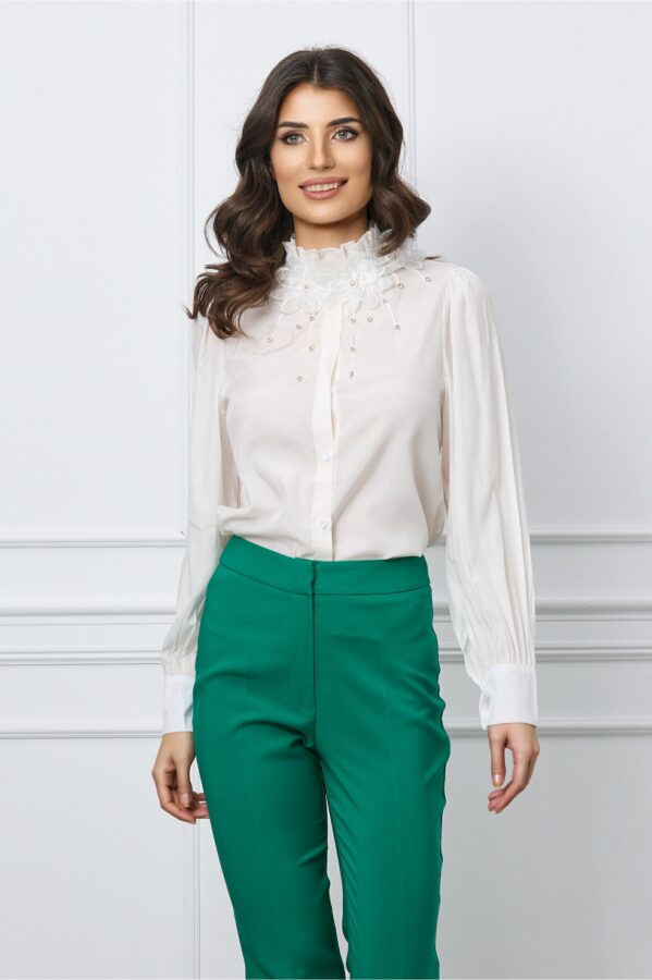 Camasa Denisa alba cu flori la guler si strasuri pe bust