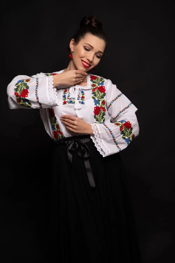 Ie bucovineana Ancuta cu flori multicolore brodate