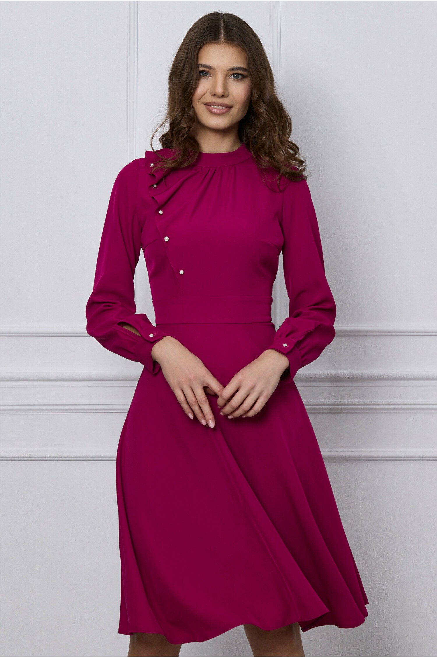 Rochie Moze magenta clos cu fenta la bust si nasturi decorativi