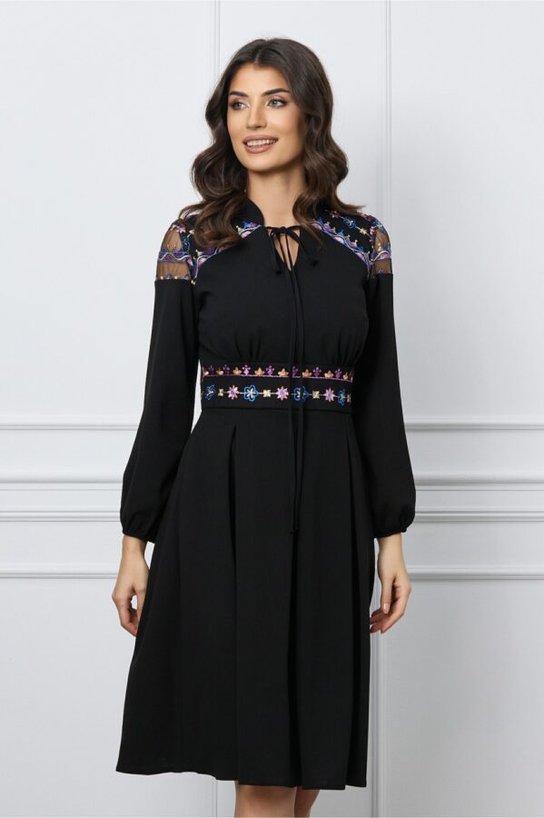 Rochie Moze neagra cu broderie mov