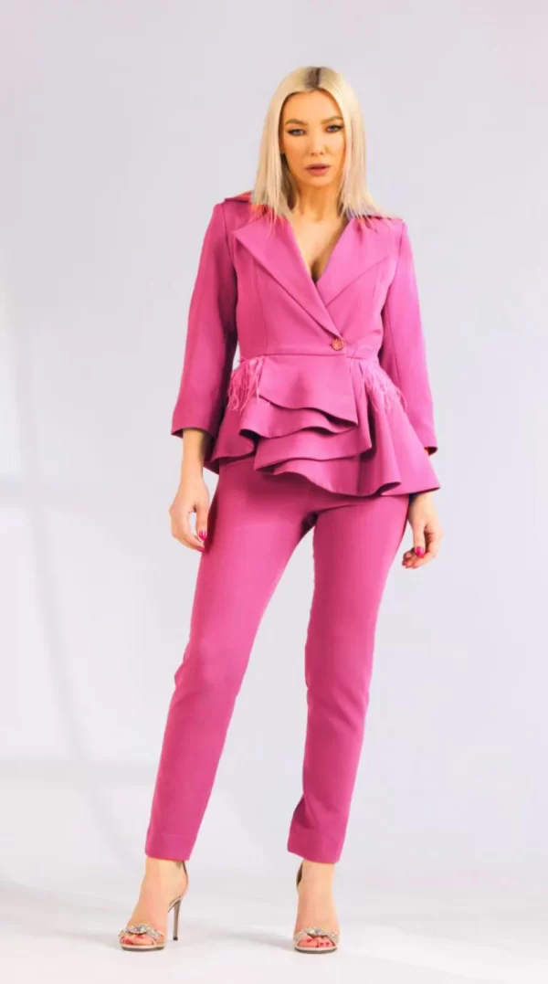 Compleu elegant fucsia format din doua piese sacou prevazut cu volane si pene si pantaloni conici