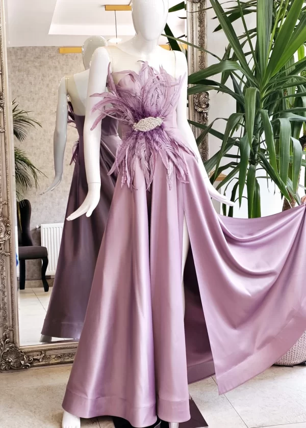 Rochie eleganta lunga din tafta lila acesorizata cu pene