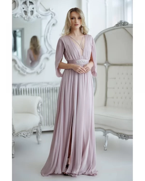 Rochie eleganta lunga din voal roz prafuit cu detaliii pretioase si maneci despicate