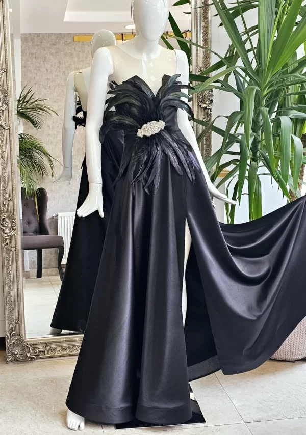 Rochie lunga neagra din tafta cu accesoriu pretios la talie