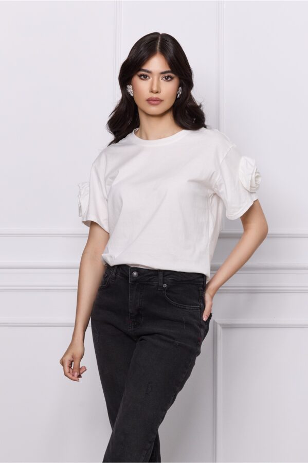 Tricou Delia alb cu flori pe maneci